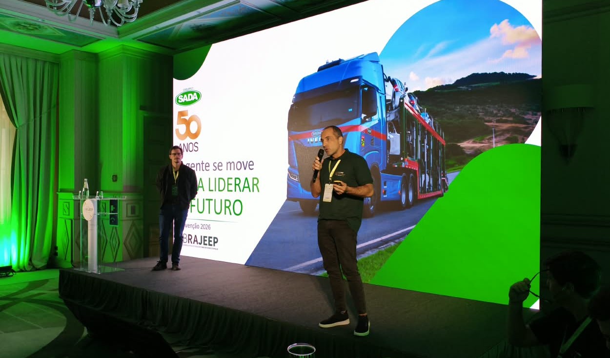 Luca Medioli, Diretor de Novos Negócios, e Marcelo Loureiro, Diretor Comercial de Transporte e Logística, representam o Grupo SADA na Convenção ABRAJEEP 2026, na Itália.