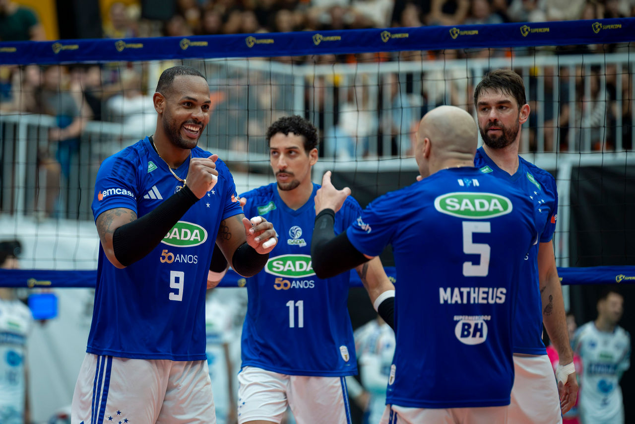 Jogadores do SADA Cruzeiro comemoram ponto no jogo contra o Vôlei Renata pela Supercopa 2026.
